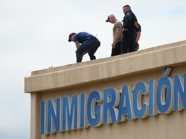 Trump acuză ”democraţii de stânga radicală” de atacul de la centrul de retenţie ICE din Dallas. Lunetistul, identificat de presă ca fiind Joshua Jahn, în vârstă de 29 de ani, cunoscut poliţiei locale cu privire la deţinere de canabis