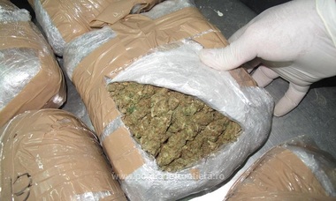 Autorităţile maghiare au găsit 4,4 kilograme de marijuana într-un microbuz care se deplasa din România spre Italia