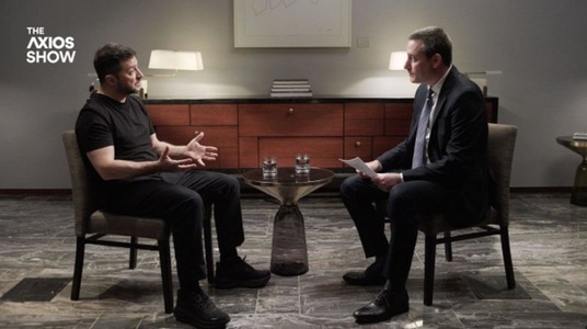 Zelenski se declară ”pregătit” să plece din funcţie după terminarea războiului. El anunţă că vrea să organizeze alegeri după ce un ”armistiţiu de mai multe luni” intră în vigoare. Îi transmite lui Putin să caute cel mai apropiat adăpost antiaerian de lâng