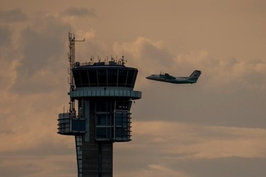 O dronă operată de către un străin, confiscată în apropierea aeroportului din Oslo, anunţă poliţia norvegiană. Bărbatul, de aproximativ 50 de ani, nu a fost arestat şi urmează să fie audiat. Poliţia nu vede nicio legătură, în acest stadiu, între incidentele din Scandinavia