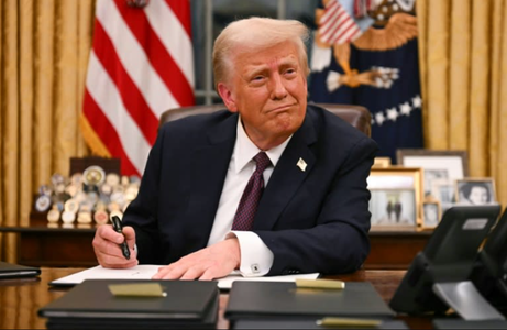 Trump anunţă că impune, la 1 octombrie, noi taxe vamale, inclusiv de 100% medicamentelor, de 25% camioanelor grele, de 50% mobilei de bucătărie şi de 30% mobilei capitonate