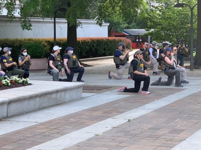 FBI dă afară 15 agenţi fotografiaţi îngenunchind într-un omagiu adus afroamericanului George Floyd, ucis de către un poliţist alb