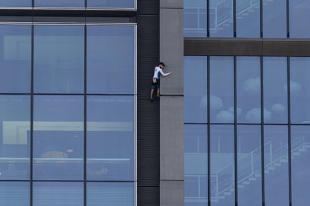 Căţărătorul francez Titouan Leduc, arestat în timp ce escaladează cu mâinile goale cel mai înalt zgârie-nori din UE, Varso Tower, la Varşovia