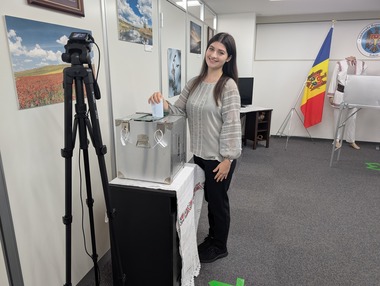 Alegeri în R. Moldova - Primul votant la alegerile parlamentare, o studentă din Japonia: Am votat pentru pace, pentru dezvoltare şi pentru o Moldovă prosperă, pe drumul său european - FOTO, VIDEO
