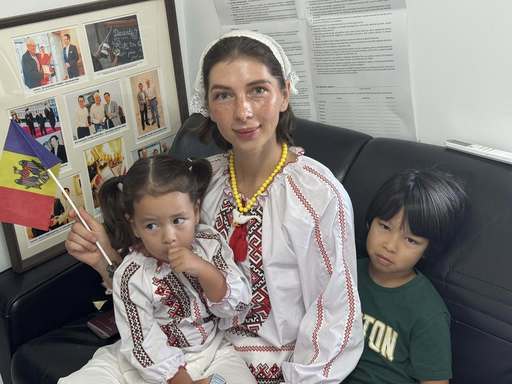 Alegeri în R. Moldova - O moldoveancă stabilită de 10 ani în China a parcurs 1400 de km împreună cu cei doi copii, pentru a vota - FOTO