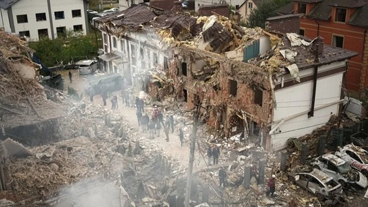 Cel puţin patru morţi şi 27 de răniţi la Kiev într-un nou atac masiv în Ucraina de 12 ore. Aproximativ 40 de persoane rănite în Zaporojie, Odesa, Sumî, Cerkasî şi Mîkolaiv. Polonia mobilizează aviaţia