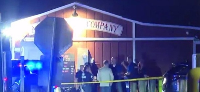 Un bărbat deschide focul dintr-un vapor, în North Carolina, omoară cel puţin trei persoane şi răneşte alte opt, pe terasa unui bar, la malul mării, la Southport. Un suspect arestat
