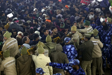 Bilanţul busculadei din sudul Indiei creşte la 40 de morţi, inclusiv nouă copii. Trei persoane inculpate. Panica a apărut după ce spectatori, căţăraţi pe o creangă într-un arbore, au căzut pe mulţime, scrie presa indiană