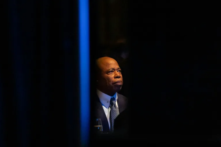 Primarul în exerciţiu al New Yorkului, Eric Adams, anunţă că abandonează cursa în vederea unei realegeri cu aproape o lună înainte de scrutin