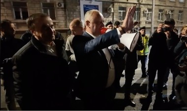 Alegeri în R. Moldova - Blocul Patriotic, prorus, a protestat în faţa sediului Comisiei Electorale Centrale şi ameninţă că nu va recunoaşte rezultatele