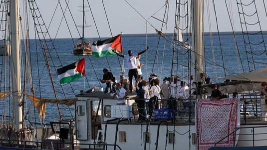 Dronele din Turcia survolează flota de ajutor umanitar pentru Gaza, în timp ce navele se îndreaptă spre est 
