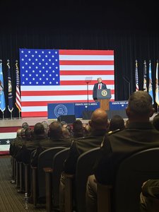 SUA sunt invadate din „interior”, le spune Trump liderilor militari, sugerând ca armata să folosească „oraşele periculoase ca teren de antrenament”