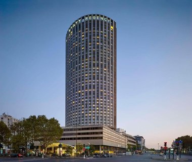 Ambasadorul Africii de Sud în Franţa a fost găsit mort în curtea interioară a unui mare hotel din Paris