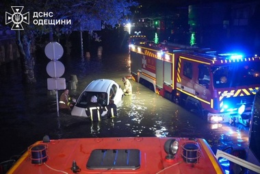 Cel puţin nouă morţi, inclusiv un copil, în sudul Ucrainei, în urma unor ploi diluviene. La Odesa, în şapte ore a plouat cât în două luni, anunţă primarul Ghenadii Truhanov. Un mort şi şase răniţi în atacuri ruseşti