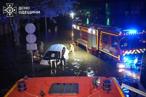 Cel puţin nouă morţi, inclusiv un copil, în sudul Ucrainei, în urma unor ploi diluviene. La Odesa, în şapte ore a plouat cât în două luni, anunţă primarul Ghenadii Truhanov. Un mort şi şase răniţi în atacuri ruseşti