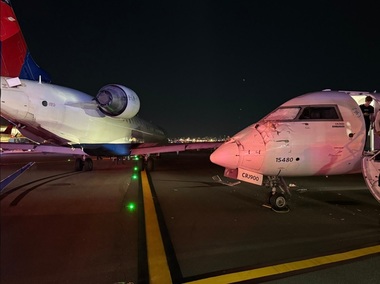 Două avioane de tip Bombardier CRJ900 aparţinând Endeavor Air, compania regională a Delta Air Lines, cu un total de 93 de persoane la bord, intră în coliziune pe pistă pe Aeroportul LaGuardia, la New York. O persoană şi un membru al echipajului, răniţi uşor