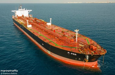Navă din flota-fantomă a Rusiei în largul coastelor Franţei. Comandantul şi secundul său au fost aduşi înapoi la bordul petrolierului după ce fuseseră arestaţi preventiv, iar vasul a plecat