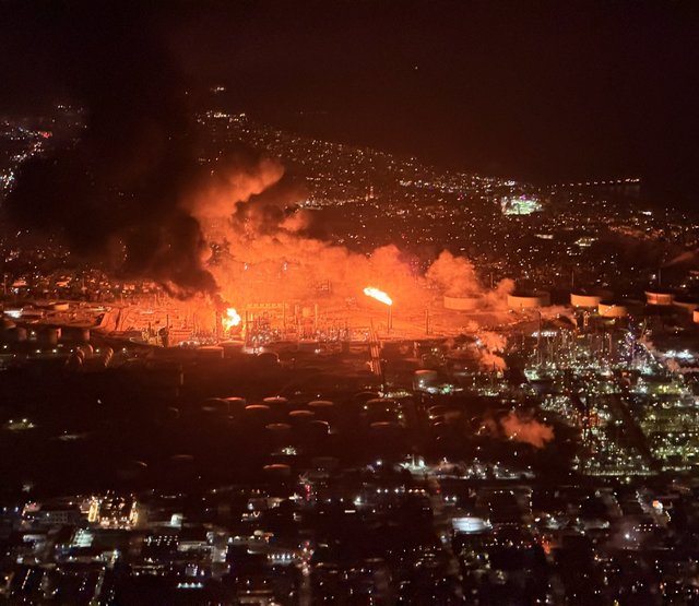 Un incendiu de proporţii a izbucnit în unitatea unde se produce kerosen a rafinăriei Chevron din Los Angeles