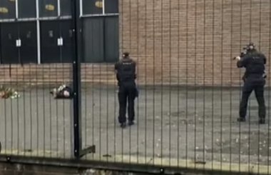 Două dintre victimele atacului din Manchester ar fi fost împuşcate de poliţişti în timpul operaţiunii de intervenţie. Una dintre ele a murit