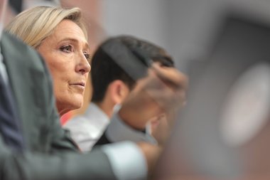 Marine Le Pen s-a dus la o întâlnire cu premierul Sébastien Lecornu însoţită de un pisoi - FOTO