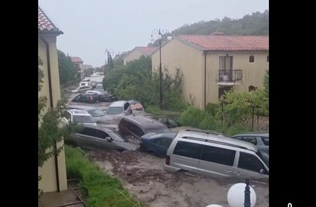 Vreme extrem de severă în Bulgaria. Inundaţii catastrofale pe litoral, unde au căzut cantităţi uriaşe de precipitaţii: Trei morţi la Elenite, printre care şi un poliţist de frontieră - VIDEO / Nord-vestul Bulgariei este paralizat de ninsori 