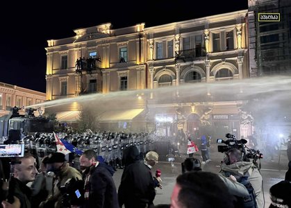 Violenţe în Georgia: Protestatarii au încercat să ia cu asalt palatul prezidenţial din Tbilisi, forţele de ordine au ripostat cu tunuri cu apă - VIDEO