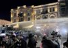 Violenţe în Georgia: Protestatarii au încercat să ia cu asalt palatul prezidenţial din Tbilisi, forţele de ordine au ripostat cu tunuri cu apă - VIDEO
