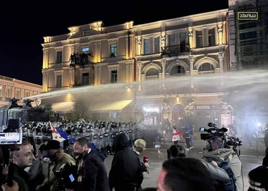 Violenţe în Georgia: Protestatarii au încercat să ia cu asalt palatul prezidenţial din Tbilisi, forţele de ordine au ripostat cu tunuri cu apă - VIDEO