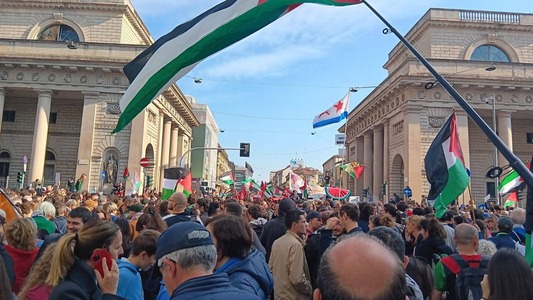 Italia: Sute de mii de oameni au mărşăluit în patra zi de manifestaţii propalestiniene. Ciocniri cu poliţia