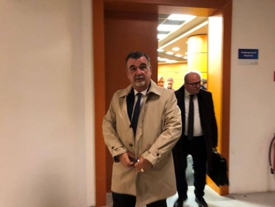 Un judecător, ucis prin împuşcare în timpul unui proces la Tirana. Un bărbat şi fiul acestuia, răniţi