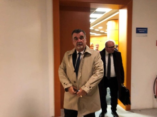 Un judecător, ucis prin împuşcare în timpul unui proces la Tirana. Un bărbat şi fiul acestuia, răniţi