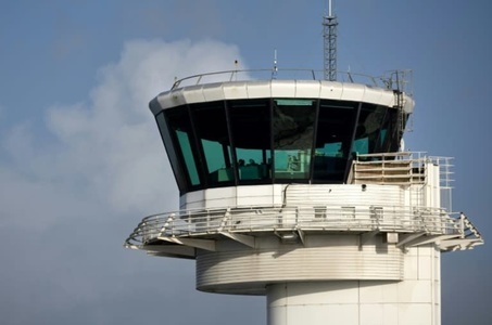 Administraţia Federală a Aviaţiei amână zborurile către aeroporturile importante din Newark, Denver şi Burbank, din cauza lipsei de personal în rândul controlorilor de trafic aerian