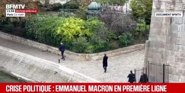 Macron se plimbă singur pe malul Senei, în timp ce viitorul său se întunecă. Fostul premier francez Edouard Philippe, cândva aliatul său, este şi el în favoarea alegerilor prezidenţiale anticipate