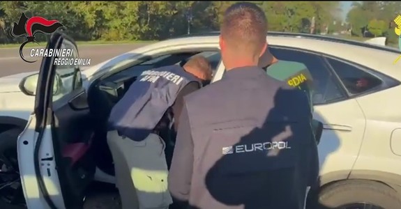 Români, moldoveni, ucraineni şi ruşi, într-o bandă care fura maşini de lux din Europa şi le vindea în Dubai. Cum acţionau - VIDEO