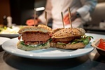 Parlamentul European interzice prin vot folosirea unor cuvinte ca ”steak”, ”cârnaţi” sau ”hamburger” în cazul produselor vegetariene. ”Nu trebuie să-i luăm pe consumatori de imbecili”