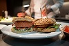 Parlamentul European interzice prin vot folosirea unor cuvinte ca ”steak”, ”cârnaţi” sau ”hamburger” în cazul produselor vegetariene. ”Nu trebuie să-i luăm pe consumatori de imbecili”