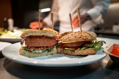 Parlamentul European interzice prin vot folosirea unor cuvinte ca ”steak”, ”cârnaţi” sau ”hamburger” în cazul produselor vegetariene. ”Nu trebuie să-i luăm pe consumatori de imbecili”