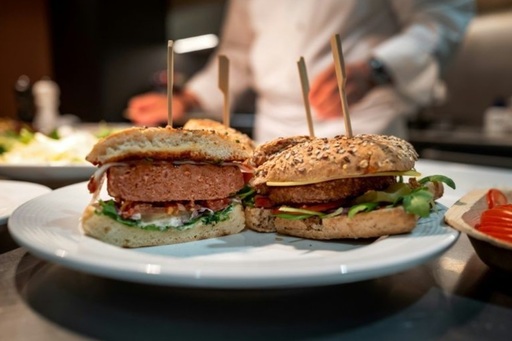Parlamentul European interzice prin vot folosirea unor cuvinte ca ”steak”, ”cârnaţi” sau ”hamburger” în cazul produselor vegetariene. ”Nu trebuie să-i luăm pe consumatori de imbecili”