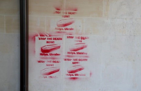 Moldoveni urmează să fie judecaţi la Paris, la 23 februarie, în dosarul unor inscripţii reprezentând sicrie, legate de Războiul din Ucraina