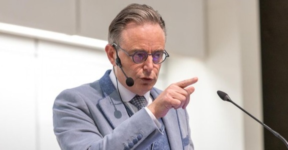 Trei tineri arestaţi la Antwerpen, în Belgia, cu privire la un plan al unui atentat jihadist cu dronă vizând ”personalităţi publice”. Ţinta era premierul Bart De Wever, scrie presa flamandă. Un suspect, eliberat în urma unor percheziţii