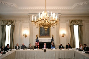 Trump prezidează o reuniune care se transformă într-o dezlănţuire împotriva presei 