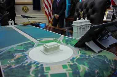 Trump expune o machetă a unui Arc de Triumf în Biroul Oval în timpul vizitei lui Stubb