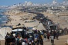 Locuitorii Fâşiei Gaza, pe drumurile de întoarcere la casele lor, după doi ani de război