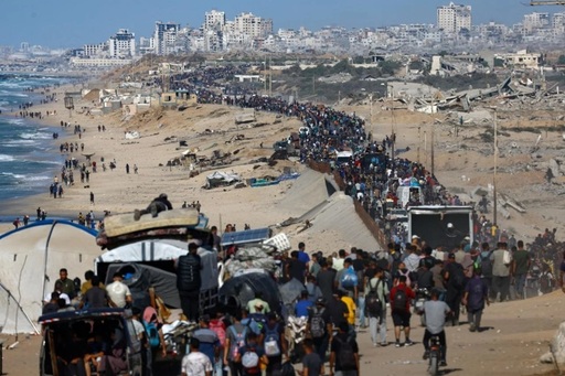 Locuitorii Fâşiei Gaza, pe drumurile de întoarcere la casele lor, după doi ani de război