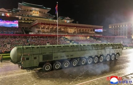 Tot mai încurajat de Rusia şi China, liderul Kim Jong Un a prezentat la paradă noua armă hipersonică a Coreei de Nord - FOTO
