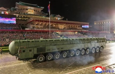 Tot mai încurajat de Rusia şi China, liderul Kim Jong Un a prezentat la paradă noua armă hipersonică a Coreei de Nord - FOTO