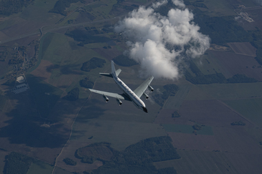 Londra anunţă că două avioane britanice au zburat într-o misiune de 12 ore alături de SUA şi NATO în apropierea graniţei cu Rusia. Aeronavele au trecut inclusiv prin România - FOTO