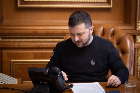 Volodimir Zelenski anunţă că a vorbit cu Donald Trump la telefon despre consolidarea apărării antiaeriene