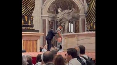 Vatican - Un bărbat a fost reţinut după ce a urinat pe altarul Bazilicii Sfântul Petru