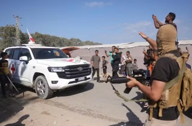 Hamasul predă Crucii Roşii alţi 13 ostatici în sudul Fâşiei Gaza. Autobuze cu deţinuţi palestinieni ies dintr-o închisoare în sudul Israelului